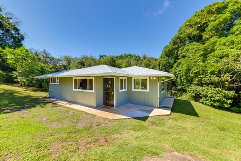 Bright Haiku Studio Patio and Rainforest View Apartment in Maui