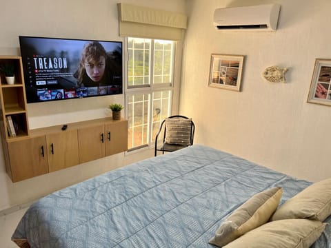 Bed, TV and multimedia, Photo of the whole room, Bedroom, air conditioner