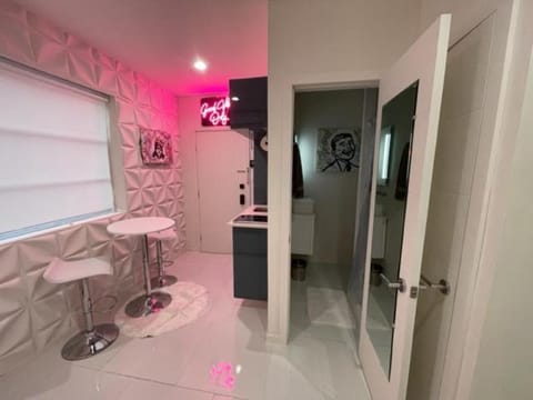 Fun Twin Bed Small Studio In Hollywood 10 Apartment in Hollywood