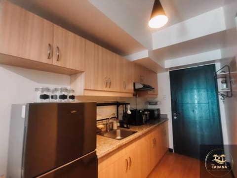 Cozy & Modern Pool-view Room with WI-FI & Netflix Condo in Las Pinas