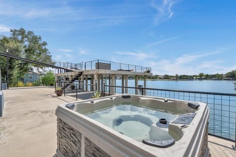 Waterfront House with Boat And Jet Ski Slips and Pet Friendly Casa in Granite Shoals