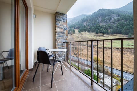 View (from property/room), Balcony/Terrace, Mountain view