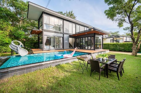 Property building, Garden, Garden view, Swimming pool