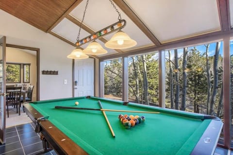 5BD Family Retreat w Mountain Views & Billiards Casa in Woodland Park