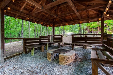 Forest Home Hot Tub Fire Pit Pool Table House in Pigeon Forge