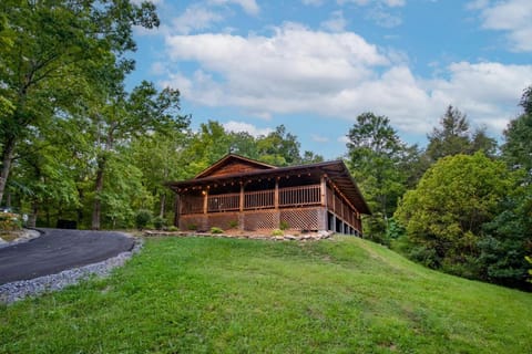 Forest Home Hot Tub Fire Pit Pool Table House in Pigeon Forge