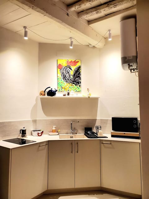 CASINA TOSCANA, Cozy studio in the heart of Campiglia Marittima with FREE Wi-Fi Apartment in Campiglia Marittima