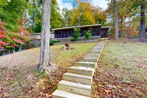 A Quiet Cove Casa in Smith Mountain Lake