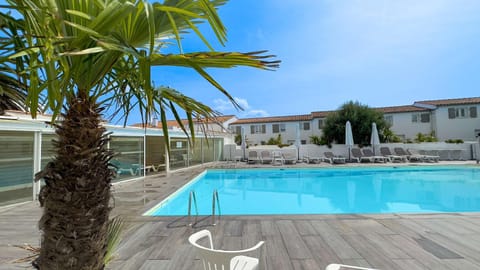 Pool view, Swimming pool, sunbed