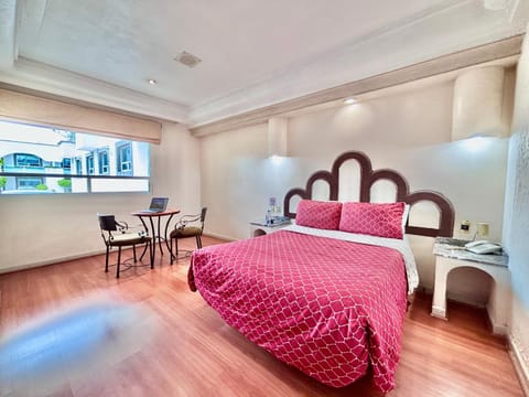 Bed, Photo of the whole room, Seating area, Bedroom