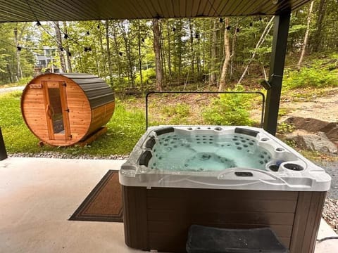 New Family Cottage Tremblant-4 Bdrs W Hot Tub Chalet in Mont-Tremblant