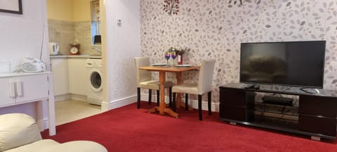 TV and multimedia, Kitchen or kitchenette, Living room, Seating area, Dining area