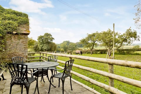 The Oast House - farm stay apartment set within 135 acres Condo in Malvern Hills District