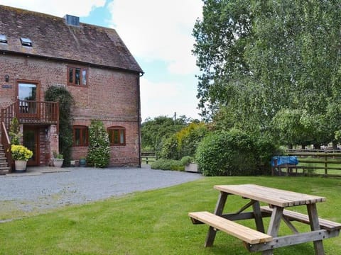 The Oast House - farm stay apartment set within 135 acres Condo in Malvern Hills District