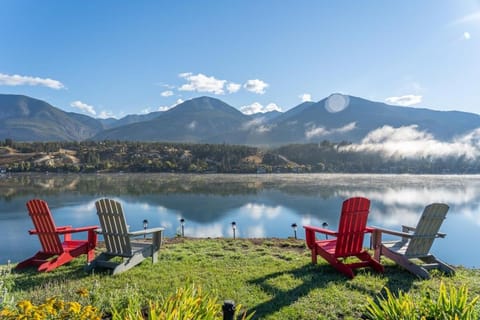 Blue Lagoon | No Service Fees | BBQ & Firepit Casa in Invermere