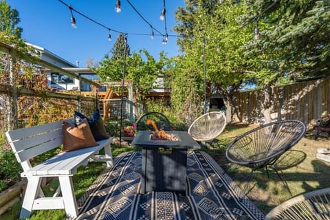 Blue Lagoon | No Service Fees | BBQ & Firepit Haus in Invermere