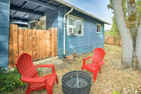 Cozy Roseburg Home with Fire Pit and Gas Grill! Casa in Roseburg