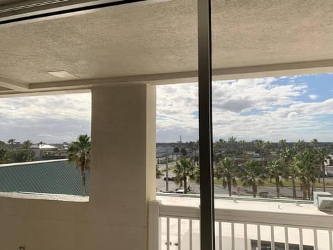 Ocean Flower Beach Retreat Apartment in Holly Hill