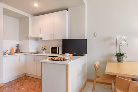 Kitchen or kitchenette, Photo of the whole room, Decorative detail, Dining area