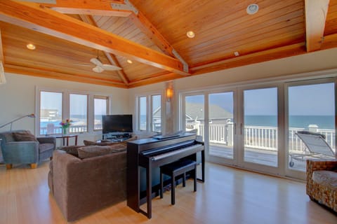 Oceanfront Acropolis Maison in North Topsail Beach