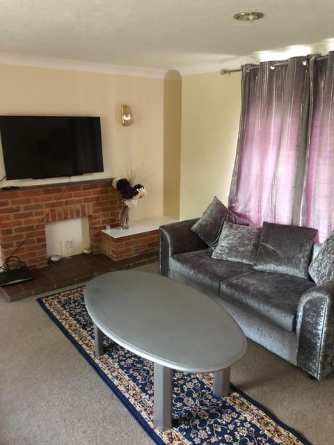 Spacious Furnished Bungalow with Garden n Parking Casa in Wycombe District