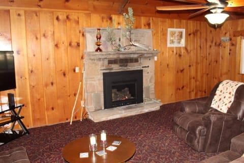 Rustic Chapparal Cabin at Bass Lake Heights Maison in Bass Lake