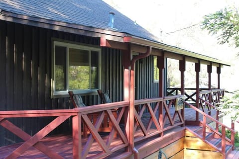 Rustic Chapparal Cabin at Bass Lake Heights Maison in Bass Lake