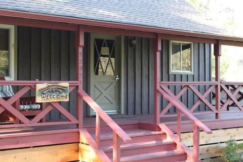 Rustic Chapparal Cabin at Bass Lake Heights Maison in Bass Lake