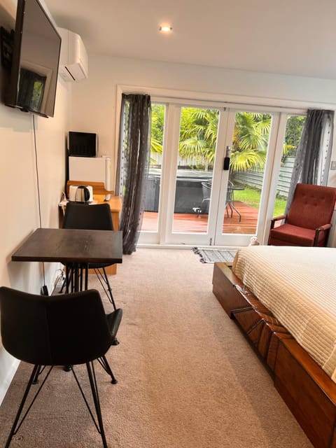 The perfect getaway for two in a large suite Vacation rental in Whanganui