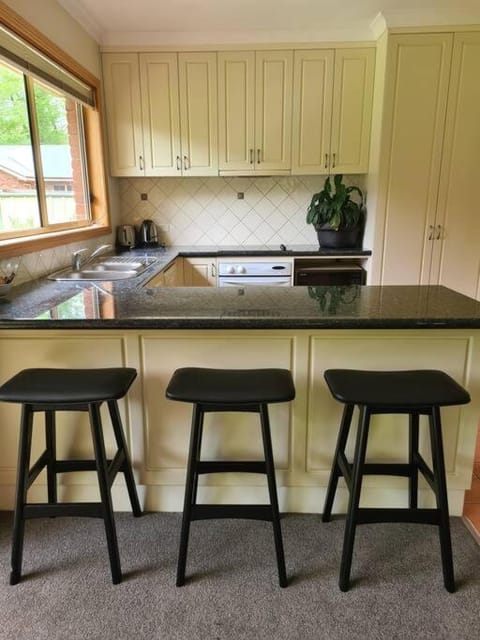 Kitchen or kitchenette, Dining area, pet friendly, stove