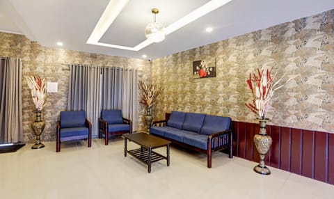 Itsy By Treebo - Regalia Grand 500 Mtrs From Madikeri Fort Hotel in Madikeri