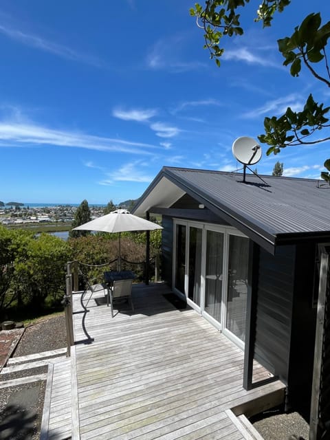 Mandhari - The View House in Whangamatā