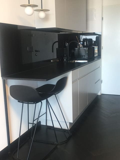 Coffee/tea facilities, Kitchen or kitchenette, Dining area, minibar, stove