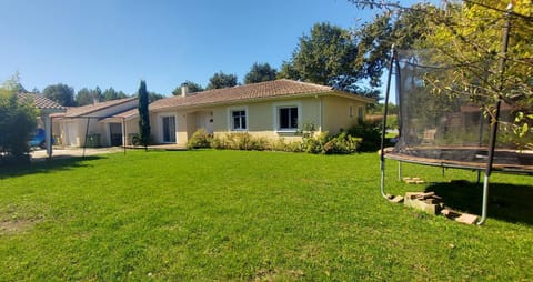 Maison familiale au calme avec piscine securisee House in Mios