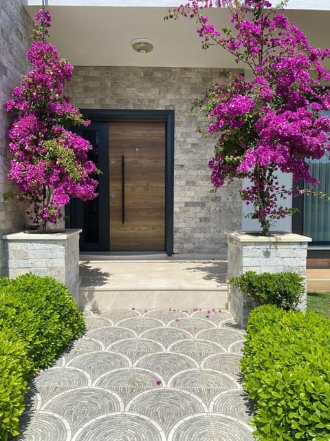 Property building, Facade/entrance, Spring, Day, Garden, Garden view