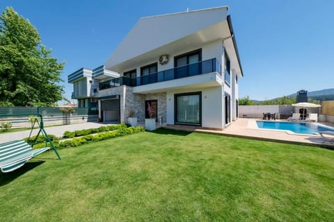 Property building, Spring, Day, Natural landscape, Garden, Garden, Garden view, Pool view, Swimming pool