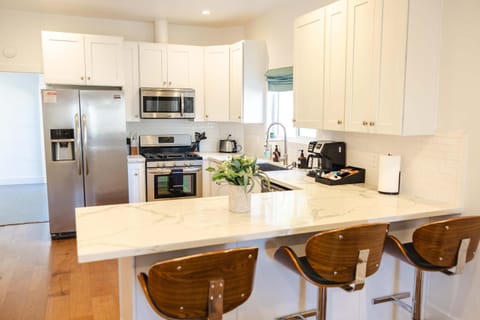 Coffee/tea facilities, Kitchen or kitchenette, Dining area, dishwasher, oven, pet friendly, stove, toaster