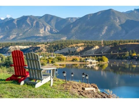 The Aura I Lake View I Hot Tub I Sleeps 27 Guests Haus in Invermere
