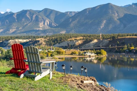 The Aura I Lake View I Hot Tub I Sleeps 27 Guests House in Invermere