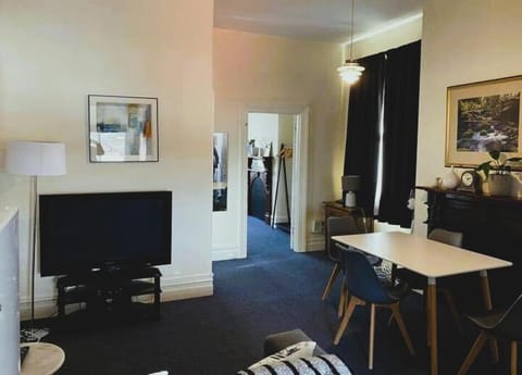 Comfy Apartment with carpark 2 minutes to CBD House in Hobart