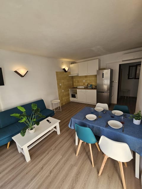 Living room, Dining area, Food