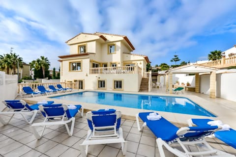 Property building, Swimming pool, sunbed
