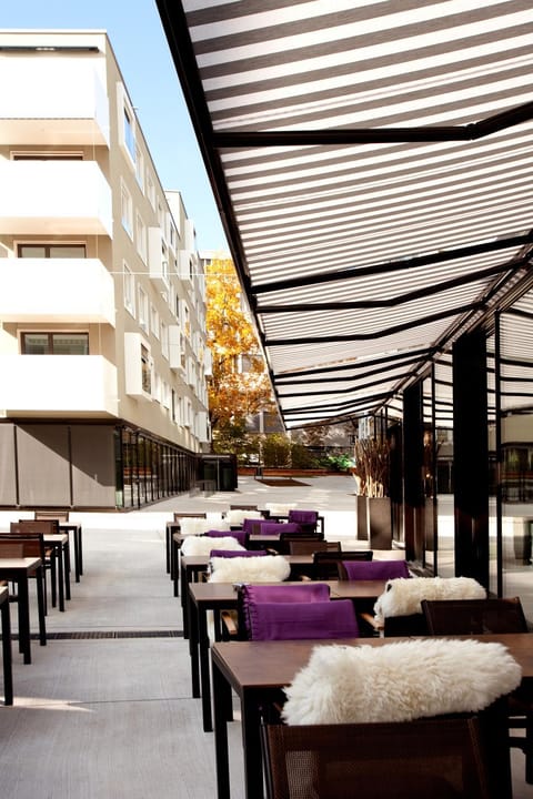 Restaurant/places to eat, Balcony/Terrace