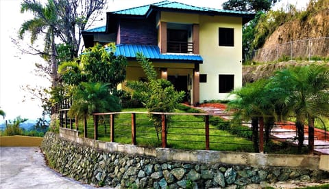 Green Village By Hospedify, Hermosa Villa En Las Alturas con Piscina, Billar, y BBQ Villa in La Vega Province