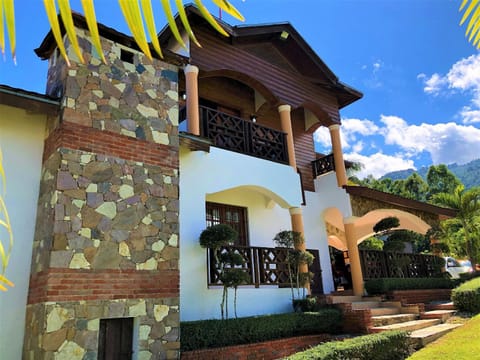 Villa Amila By Hospedify Hermosa Villa para 20 personas y a 4 minutos del Río de Jarabacoa Casa in Jarabacoa
