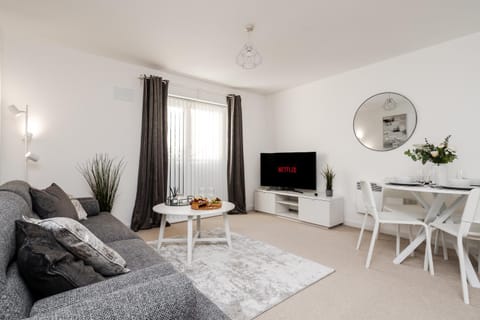 Lovely Modern 2 Bed City Centre Apartment with FREE parking - Double or Twin Beds Available Apartment in Wolverhampton