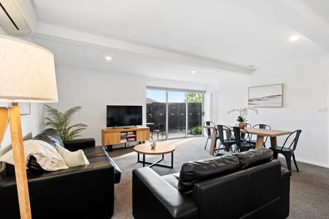 The Retreat at 165 New renovated unit Sleeps 6 Apartamento in Bellerive