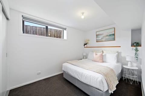 The Retreat at 165 New renovated unit Sleeps 6 Apartamento in Bellerive