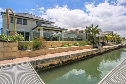 CHILLAX HOUSE - Luxury, Canals, Jetty, Family Friendly - Sleeps 14 in Style! House in Mandurah