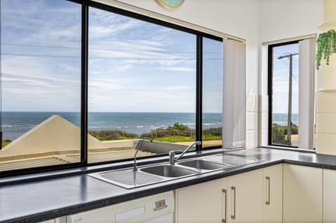 Kitchen or kitchenette, Sea view